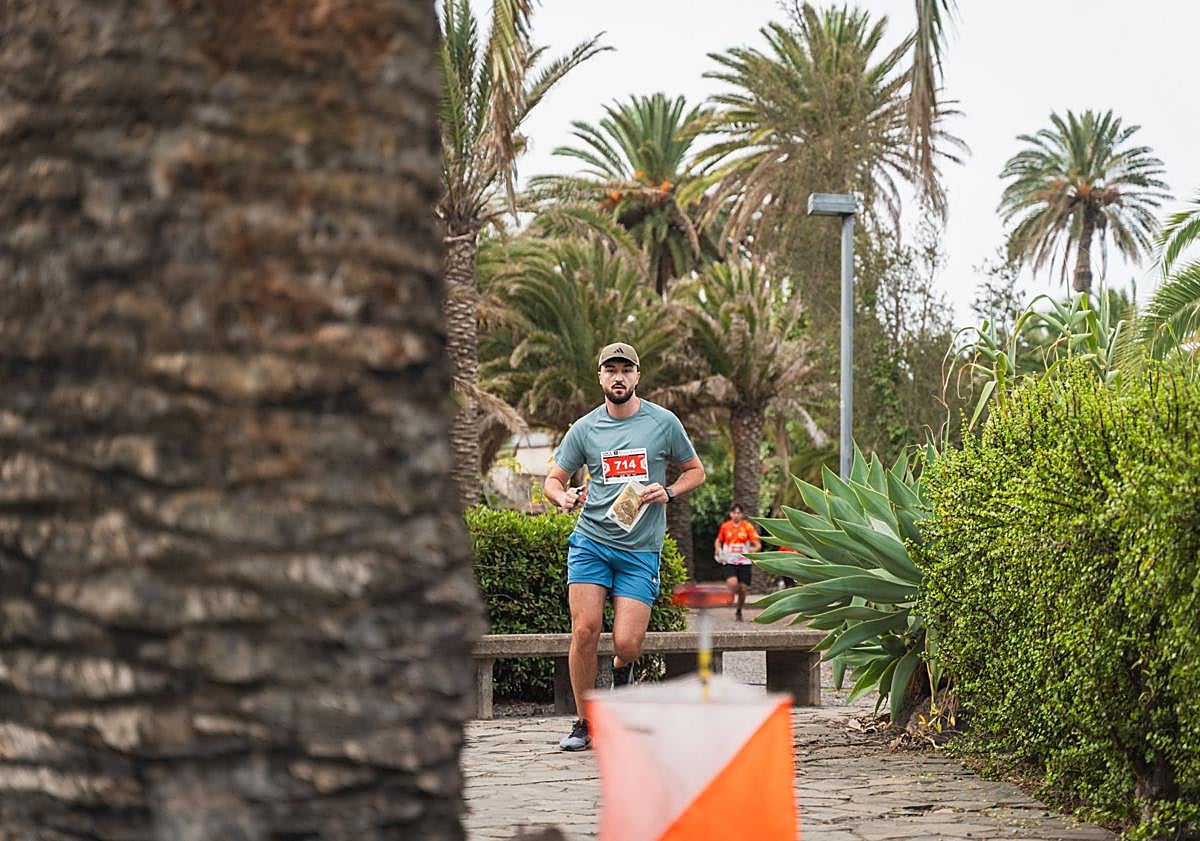 Imagen principal - Los corredores desafían al calor en la LPA City Race 2025 de la ULPGC