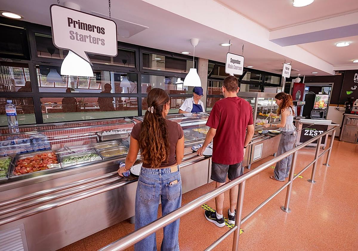 Imagen principal - Distintas fotografías tomadas en el interior de la residencia.