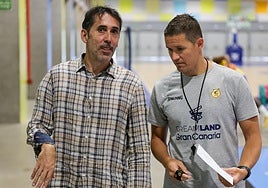 Willy Villar -izquierda- y Jaka Lakovic dialogan tras un entrenamiento en la presente pretemporada en el Gran Canaria Arena.