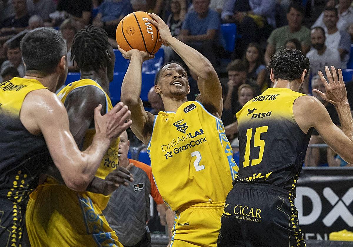 Imagen principal - Arriba, Wong trata de anotar. El norteamericano acabó con 18 puntos. Abajo a la izquierda, Albicy progresa ante Huertas tras un bloqueo de Kuath. A la derecha, el francés Louis Labeyrie celebra uno de los ataques claretianos.