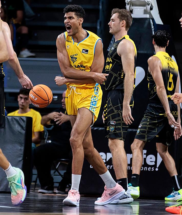 Imagen secundaria 2 - Arriba, Wong trata de anotar. El norteamericano acabó con 18 puntos. Abajo a la izquierda, Albicy progresa ante Huertas tras un bloqueo de Kuath. A la derecha, el francés Louis Labeyrie celebra uno de los ataques claretianos.
