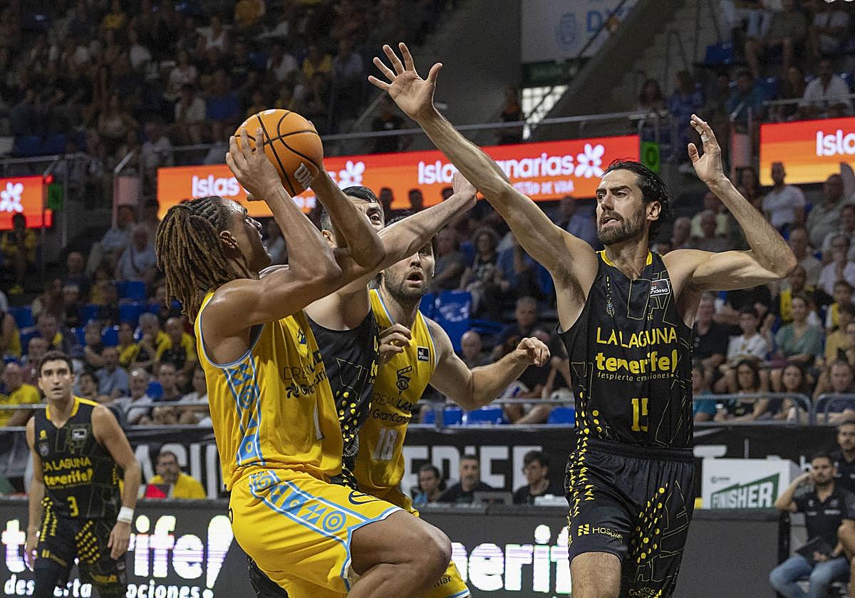 Imagen secundaria 1 - Brussino (arriba) revivió al equipo con un triple a falta de 30 segundos. Abajo a la izquierda, Maniema intenta anotar ante la defensa de Shermadini y Sastre. A la derech, Lakovic sustituye a Tobey, el mejor del derbi. 