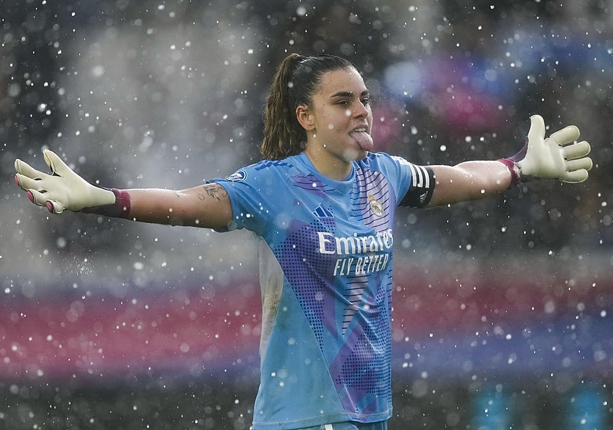 Imagen principal - Imágenes de la portera grancanaria con la selección.