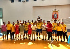 La plantilla del Guaguas celebra el título de pretemporada cosechado en La Gomera.