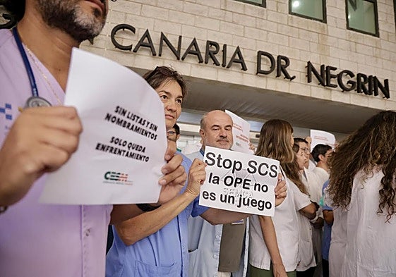 Protesta de los médicos contra la convocatoria de exámenes de la fase de oposición.