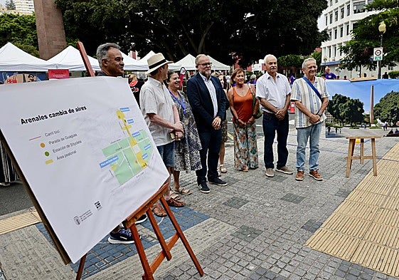 José Eduardo, concejal de Movilidad, presentó el acto en la plaza de la Constitución.