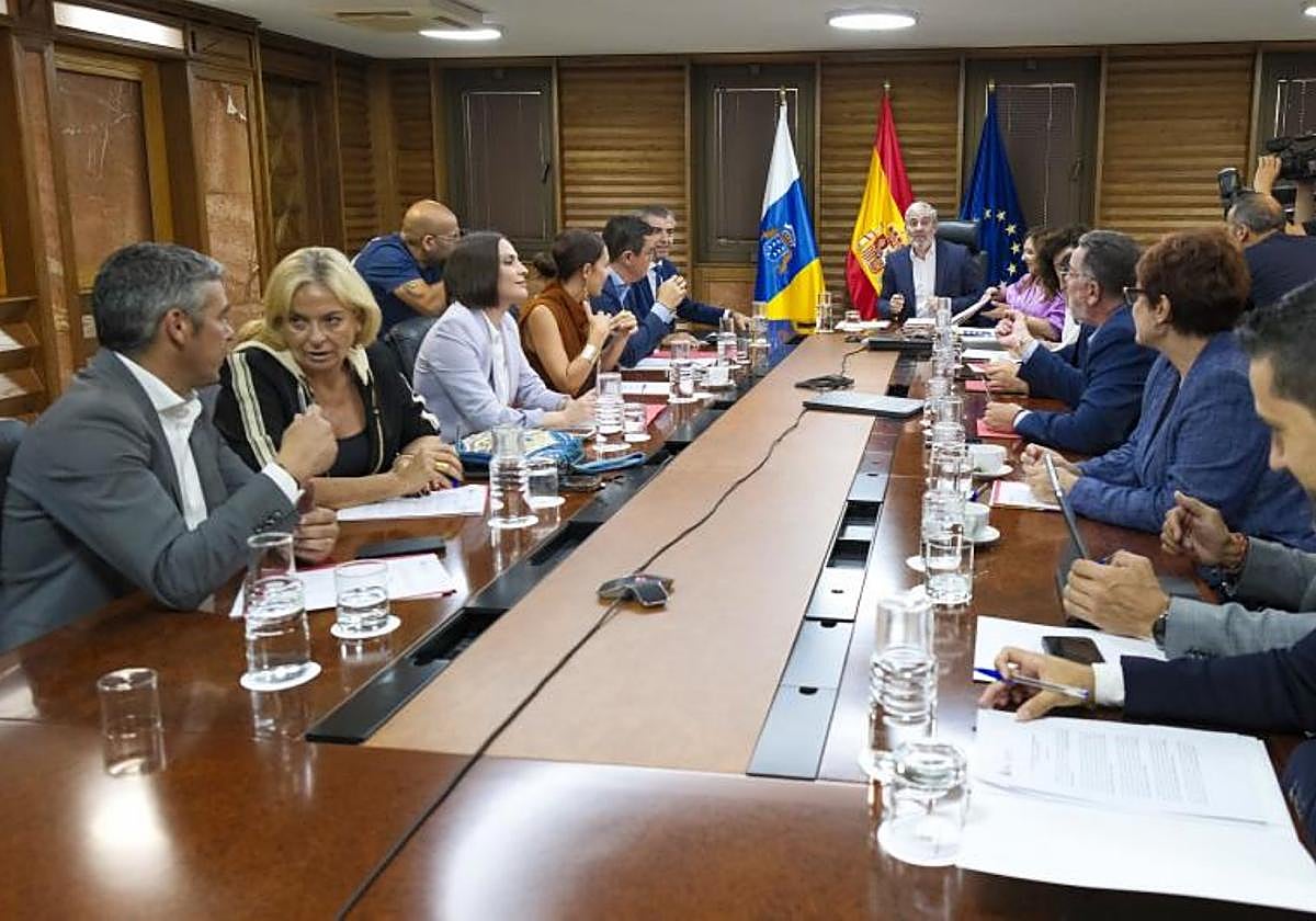Imagen tomada durante la reunión del Consejo de Gobierno en la sede de la capital grancanaria este lunes.
