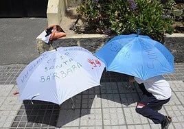 Foto de archivo de una protesta en un colegio exigiendo zonas de sombra.