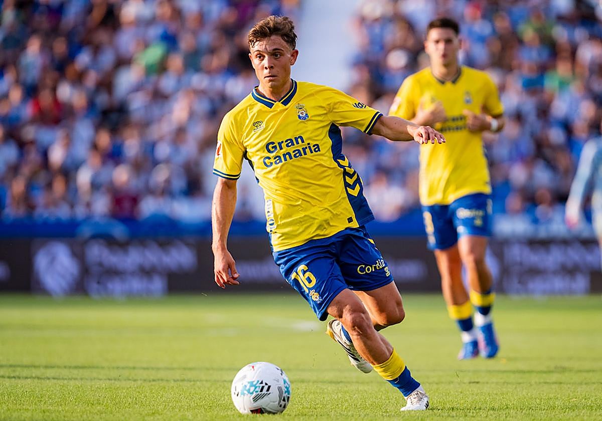 Amatucci con el esférico, con Mika Mármol al fondo, durante el choque frente al Leganés. La UD sigue al alza en este inicio de campaña.