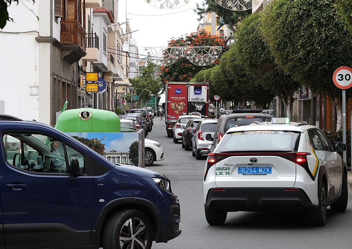 Imagen secundaria 1 - Los comerciantes de Arucas temen echar el cierre por las obras: «Los clientes prefieren ir a comprar a la capital o a Teror»