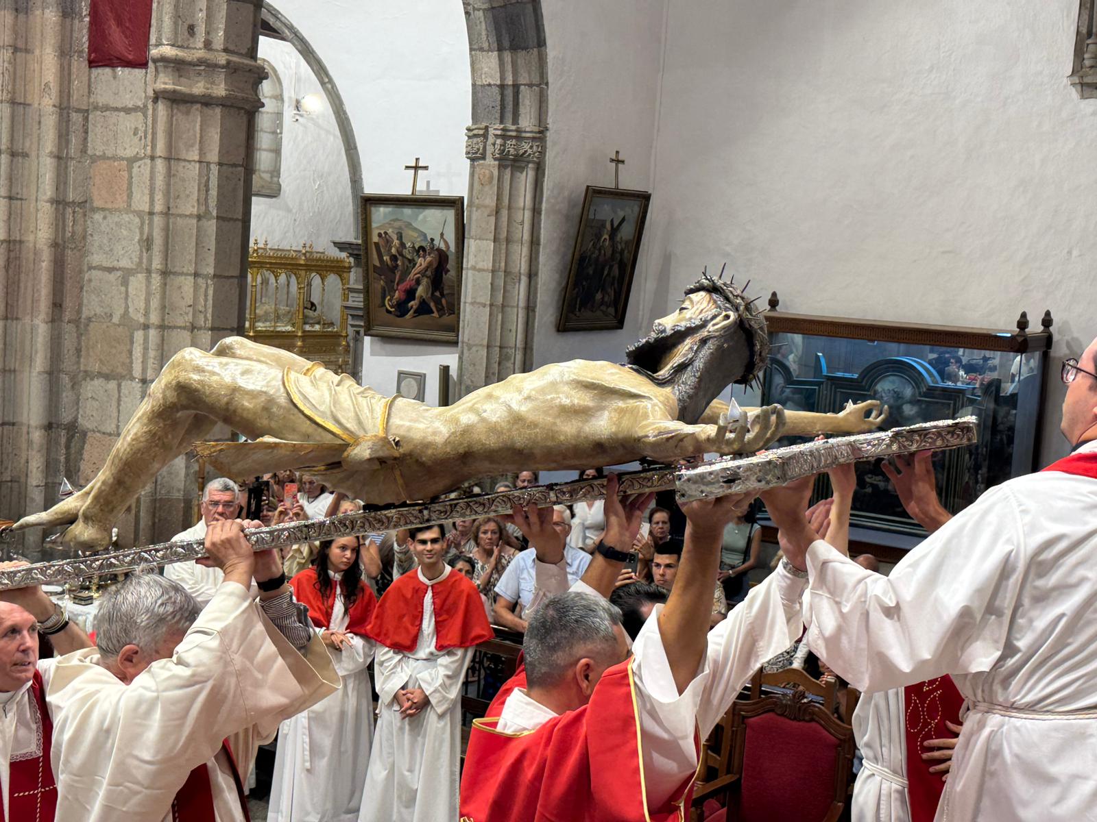 Imagen secundaria 1 - Imágenes del acto celebrado en la noche de ayer en la Basílica de San Juan de Telde.