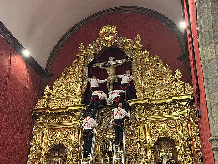 Imagen del Santo Cristo en el altar mayor de la Basílica Menor de San Juan tras su regreso.