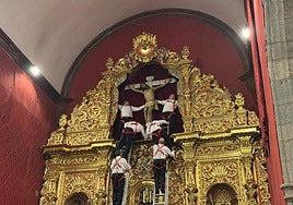 Imagen del Santo Cristo en el altar mayor de la Basílica Menor de San Juan tras su regreso.