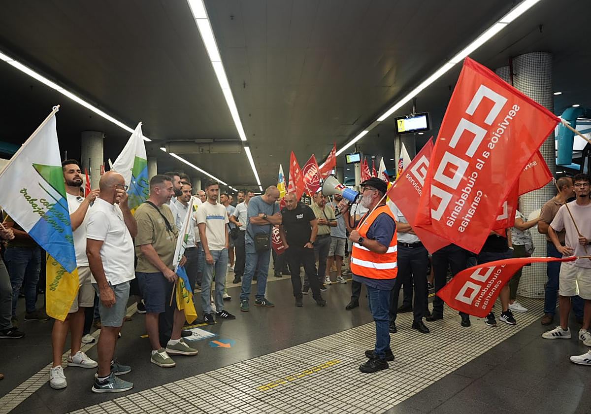 Manifestación en la Estación de San Telmo el 17 de spetiembre, primer día de la huelga en Gran Canaria.