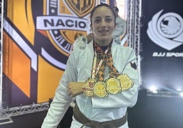 Daniella Santana posa con las medallas obtenidas en el primer torneo en el que participó en Brasil, donde sigue en su particular recta final de entrenamientos de cara al Mundial.