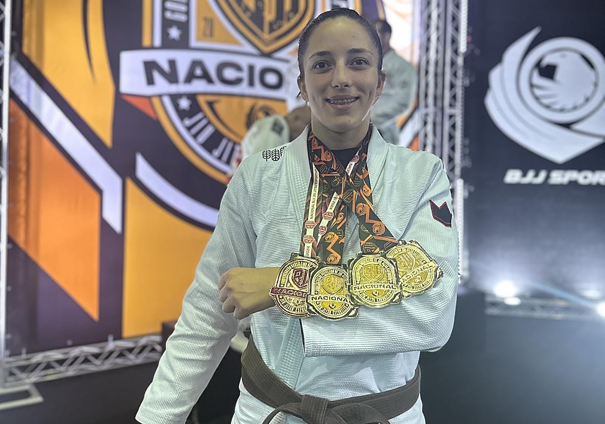 Daniella Santana posa con las medallas obtenidas en el primer torneo en el que participó en Brasil, donde sigue en su particular recta final de entrenamientos de cara al Mundial.