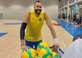 Juantorena, en una sesión preparatoria, posando junto a los balones de entrenamiento.