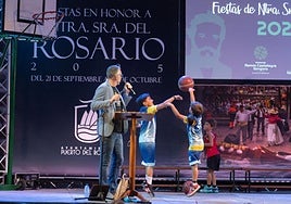 Los niños subieron al escenario del pregón a jugar al baloncesto mientras leía Janey Castañeyra.