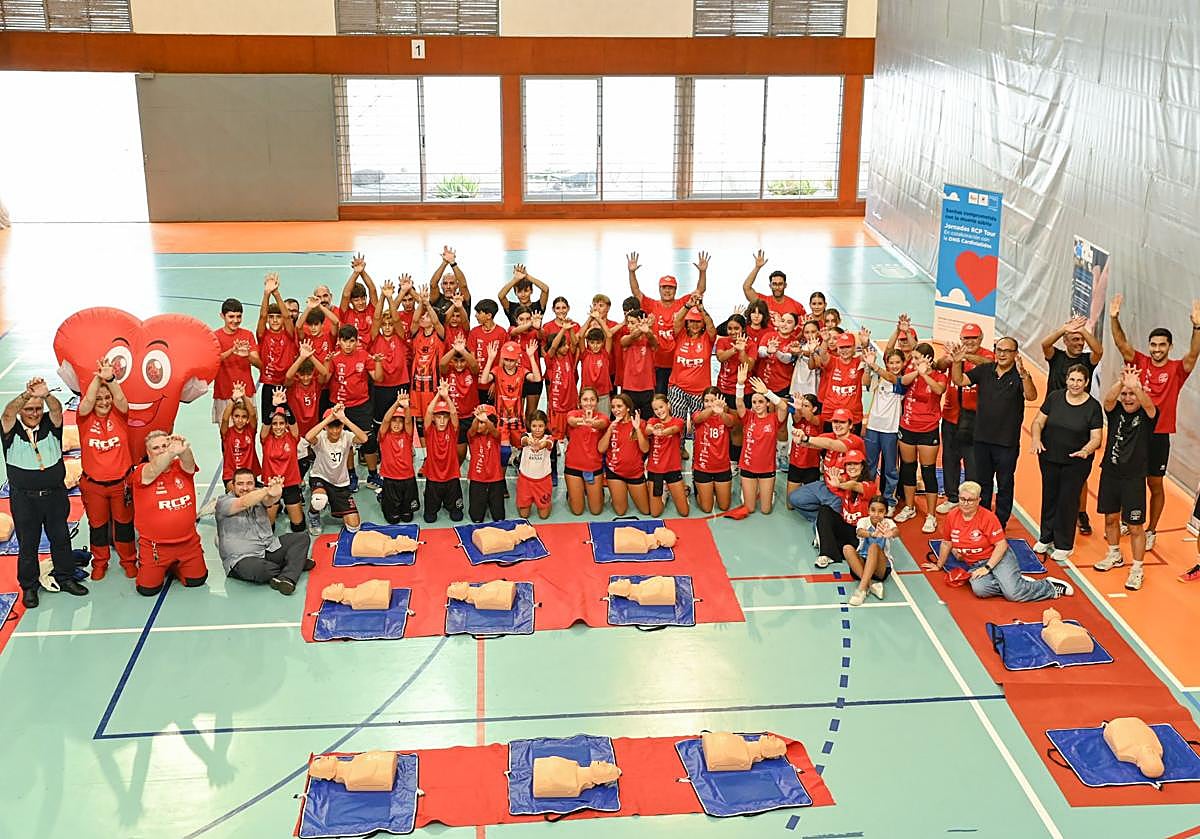 Los jugadores y jugadoras del Club Voleibol San Roque, junto a un buen número de padres y madres, recibieron las consignas en el Polideportivo de El Batán.