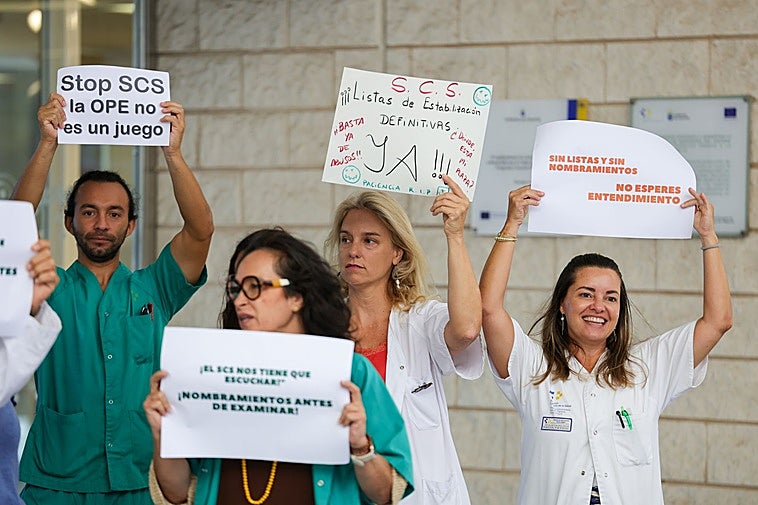 Médicos de servicio se concentraron este martes a las puertas del hospital Doctor Negrín de Gran Canaria.
