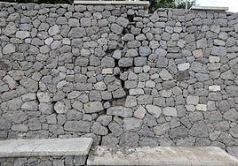 El mal estado de la plaza central de Isla Perdida.