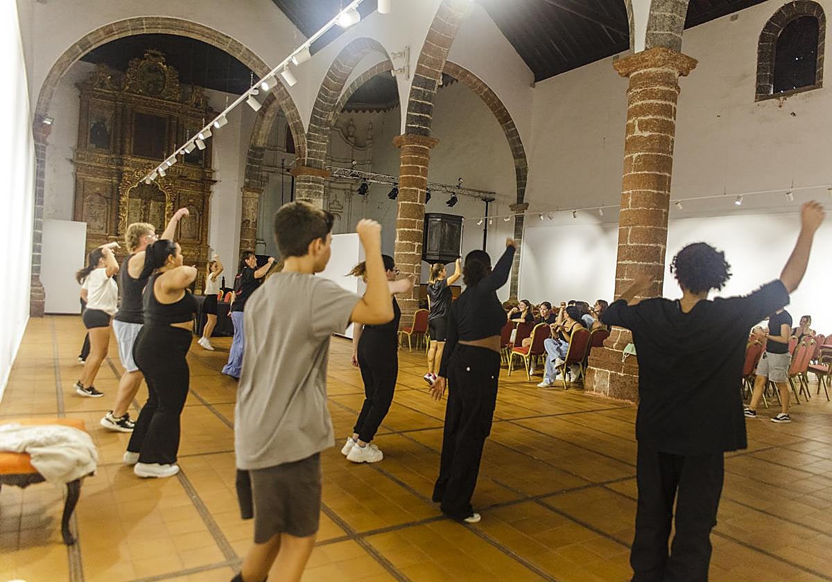 Pruebas para un musical precedente.