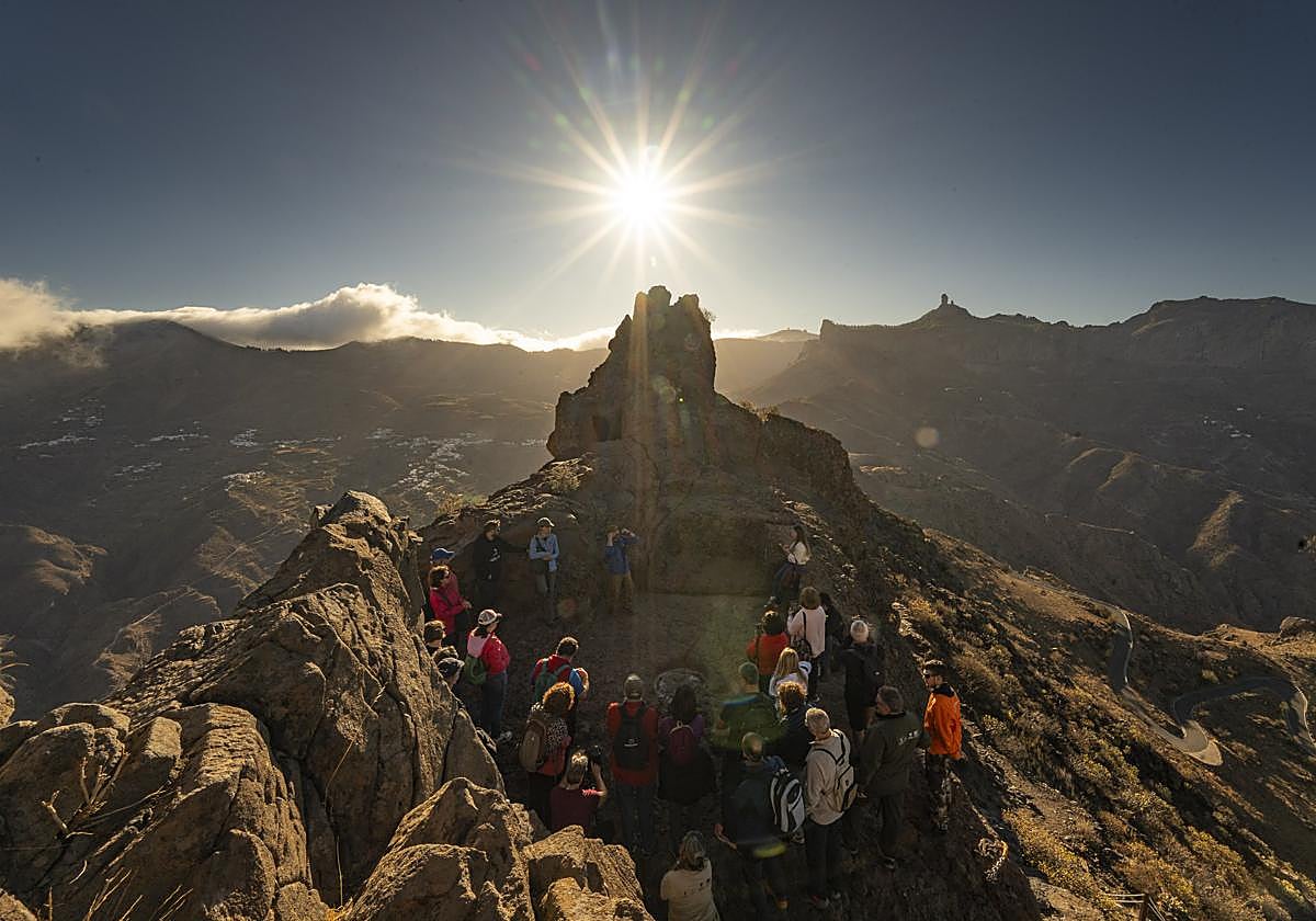 Un momento de la visita al Bentayga para contemplar el equinocio.