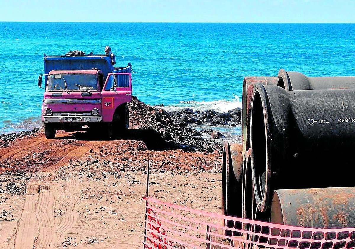 Trabajos del actual desagüe que se utiliza para verter el agua en la playa de Bocabarranco, en Gáldar.