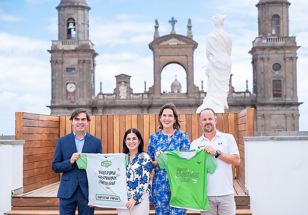 De izquierda a derecha, Miguel Ángel Suárez, director de Marketing de Binter; Carolina Darias, alcaldesa de LPGC; Carla Campomaor, concejala de Deportes de LPGC; y Daniel González, gerente de DG Eventos.
