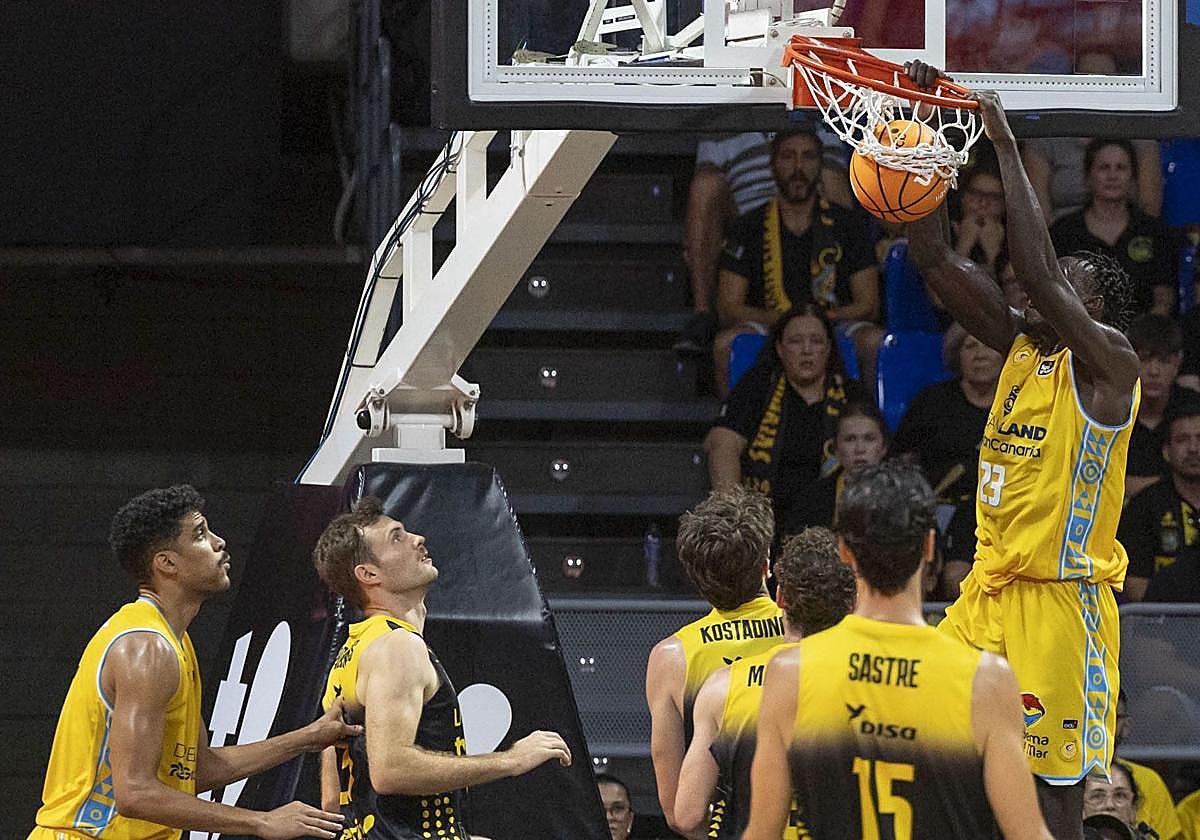 El pívot sursudanés del Dreamland Gran Canaria, Kur Kuath, se cuelga del aro en el derbi en La Laguna.
