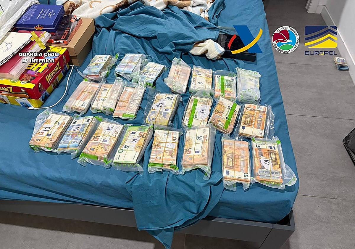 Imagen principal - Macrorred de narcotráfico en Canarias: dos toneladas de droga intervenida, 34 detenidos y armas de fuego