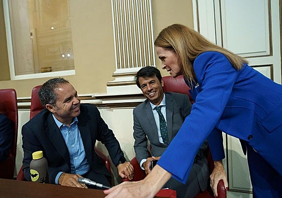 Gustavo Santana (i) hablando con Luz Reverón (d).