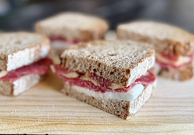 Sándwich de salami, higos y burrata