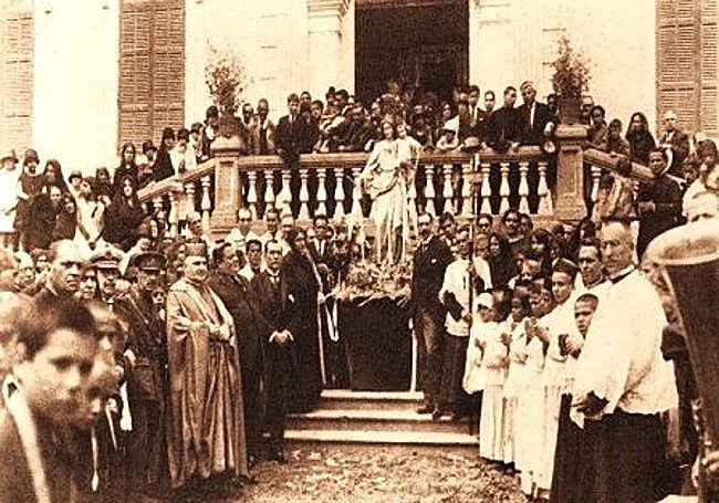Bendición de la imagen de María Auxiliadora junto a sus donantes en 1926.