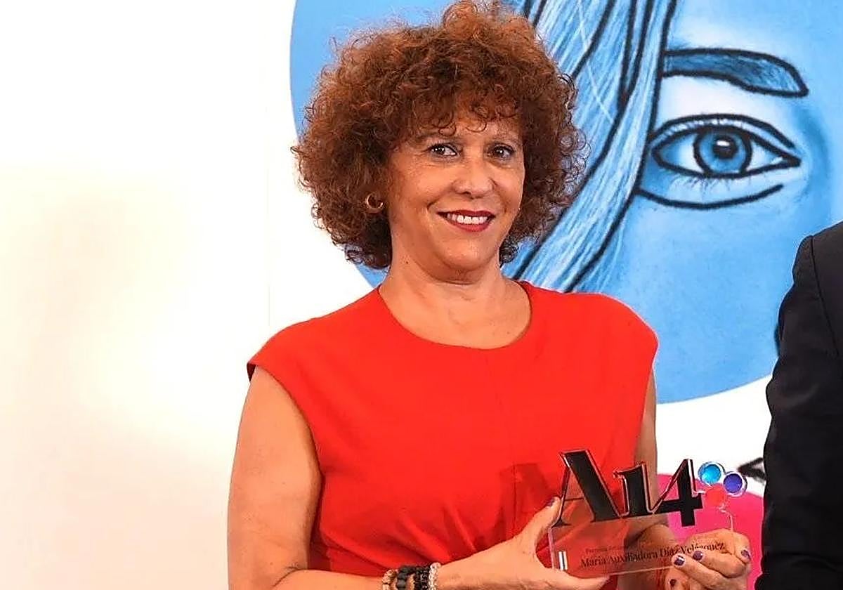 La magistrada Auxiliadora Díaz, con un premio de Artículo 14 que recogió este miércoles.