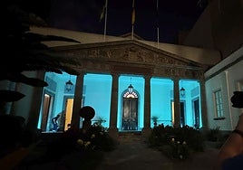 Imagen del Parlamento de Canarias iluminado.