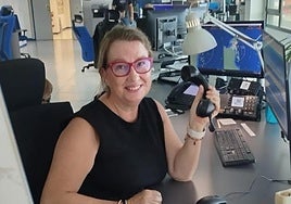 Esther Domínguez en su puesto del centro de control.