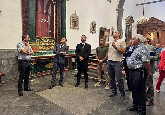 Teodoro Sosa y Juan Antonio Peña durante su visita a la iglesia de San Gregorio.