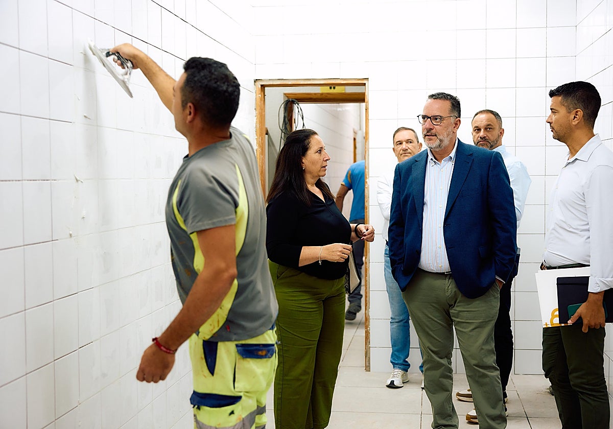 Poli Suárez, consejero de Educación, observa las obras que se están acometiendo en el IES Doramas.