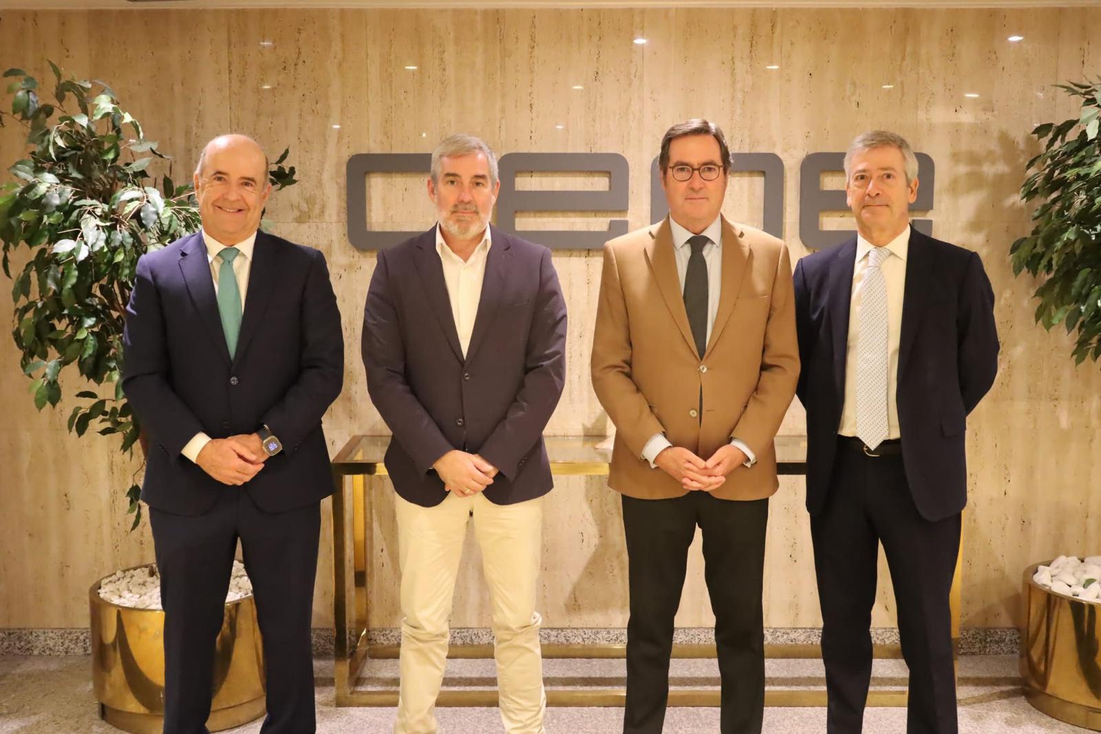 Imagen de Fernando Clavijo con los miembros de la CEOE y la Ibafcan en la jornada de la alianza de formación entre Canarias y África.