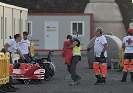 Salvamar llevó a La Restinga, en El Hierro, un cayuco con 198 inmigrantes con 19 menores.