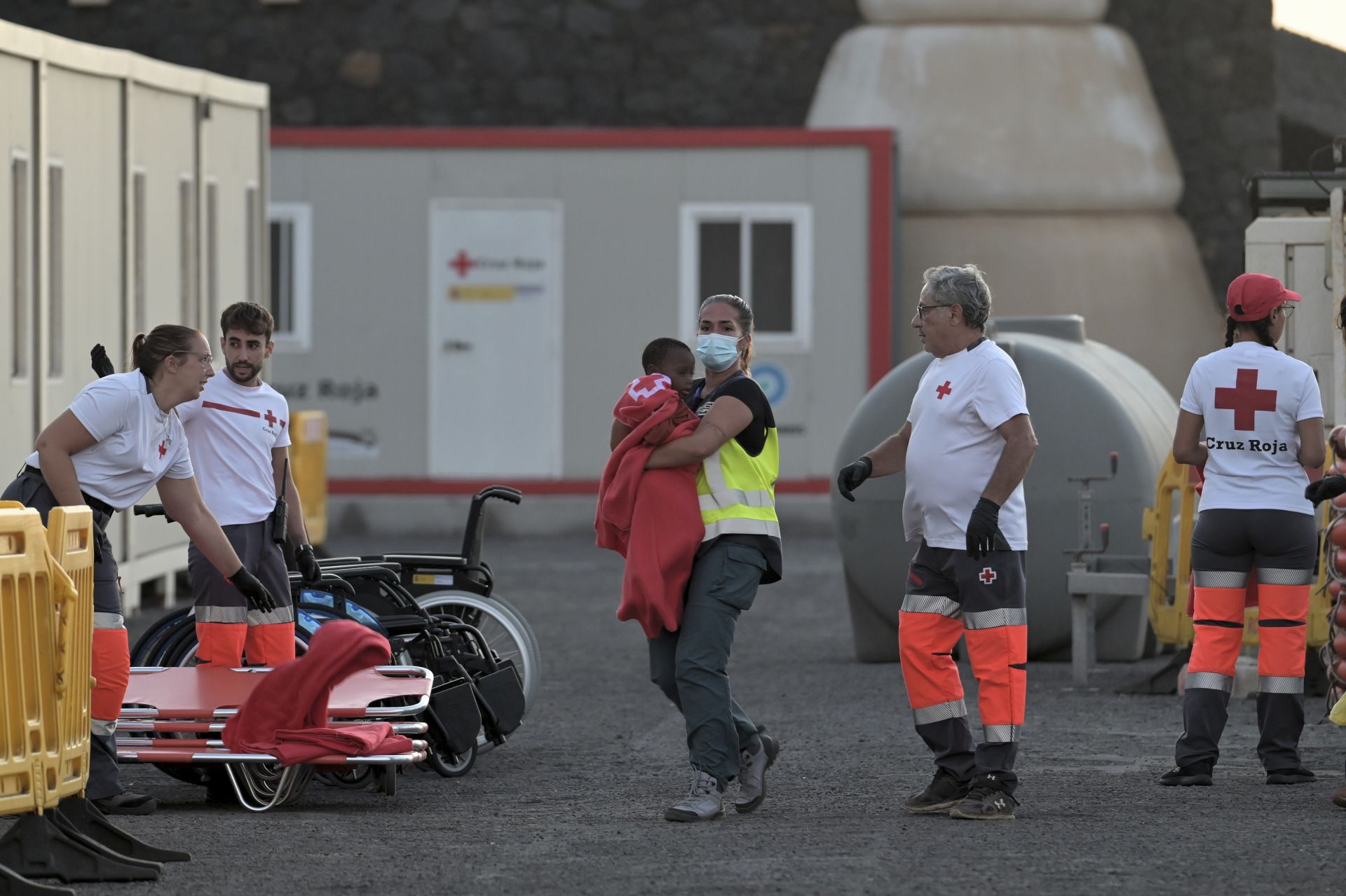 Salvamar llevó a La Restinga, en El Hierro, un cayuco con 198 inmigrantes con 19 menores.