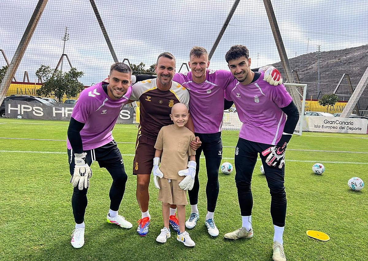 Imagen secundaria 1 - Elías durante su visita a la Ciudad Deportiva.