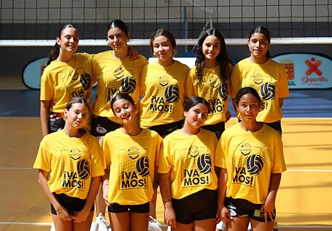 Las jóvenes jugadoras del CV Aguleme Drago participaron de manera activa en la organización del torneo colombino.