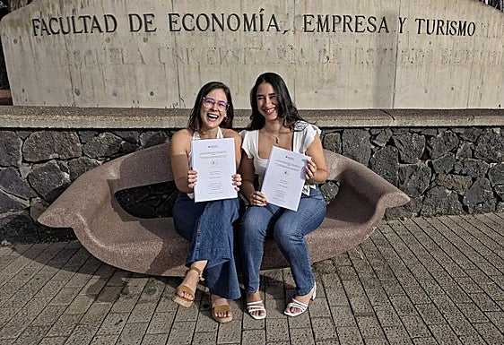 Andrea Pérez y Natalia Tetes, orgullosas de un trabajo que se ha convertido en una iniciativa política.