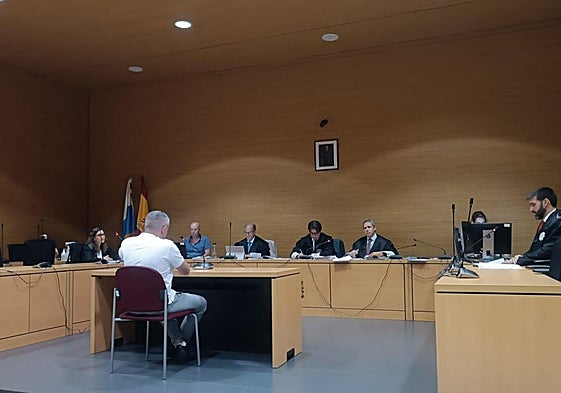 Imagen del acusado declarando ante la Sala en la Sección Primera de la Audiencia Provincial de Las Palmas.