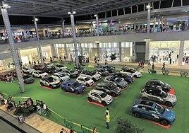 Los coches se exponen en el CC Alisios.
