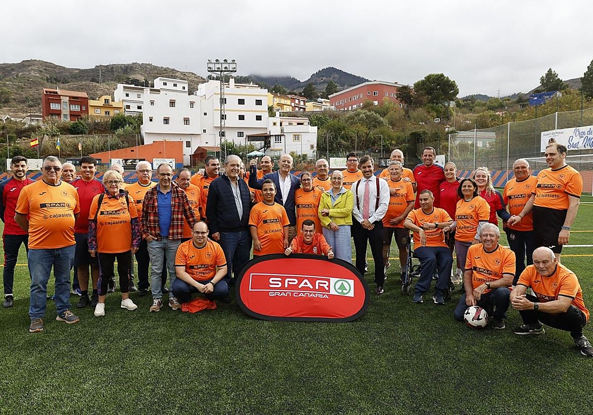El vicepresidente de SPAR Gran Canaria, José López, asiste al acto de presentación de la temporada 20252026 del CF Panadería Pulido.