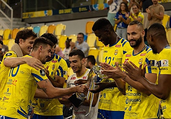 Los jugadores del CV Guaguas disfrutan con el trofeo obtenido.