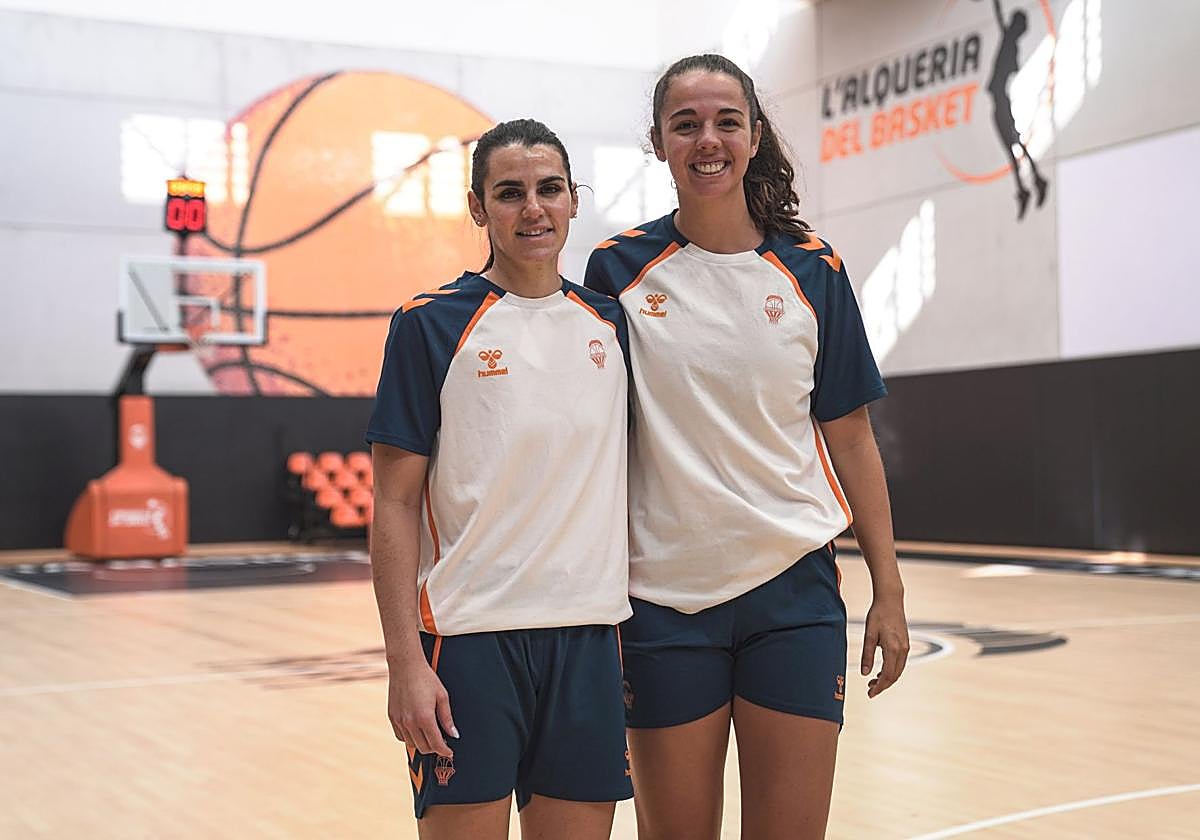 Las jugadoras grancanarias del Valencia Basket, Leticia Romero -izquierda- y Elena Rodríguez, posan para CANARIAS7 en el parqué de L'Alqueria del Basket.